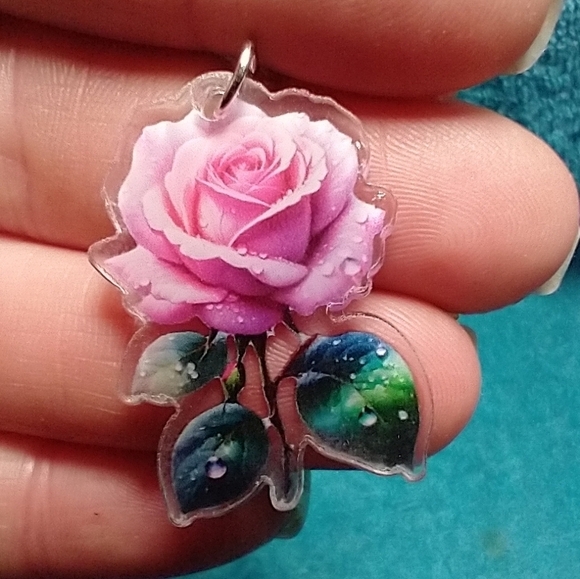 Jewelry - Cute pink green rose wire earrings